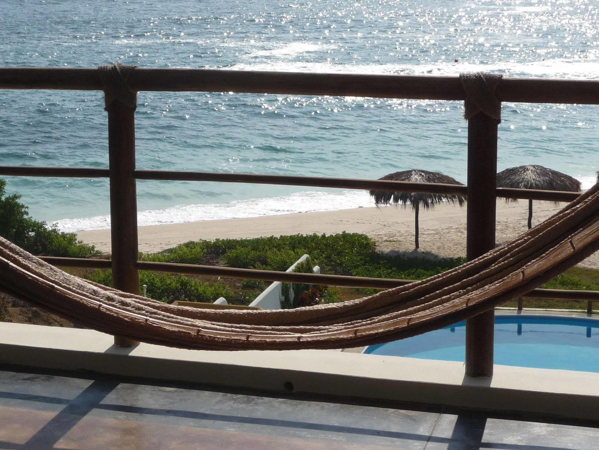 Manta Raya Hotel - Right On The Beach Cuatunalco Exterior foto