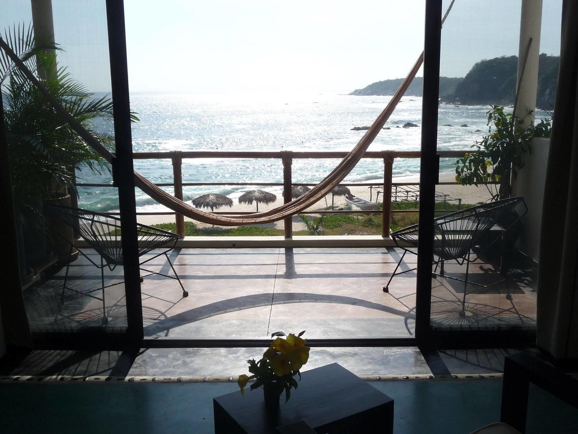 Manta Raya Hotel - Right On The Beach Cuatunalco Exterior foto